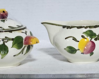 Juego de crema y azucarero Franciscan Apple, fabricado en Francia, con diseño de manzanas pintado a mano, estilo rústico para la cocina.