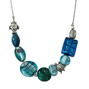 Collar de moda con dije de cuentas de vidrio azul con temática oceánica de Avon vintage