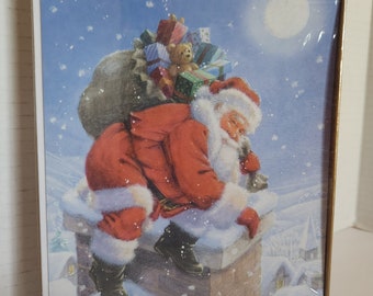 Può includere: Un Babbo Natale vestito di rosso con la barba bianca scende da un camino in mattoni. Porta un sacco di regali e un orsacchiotto di peluche sulla schiena. La scena è ambientata in una notte d'inverno innevata con la luna piena nel cielo.