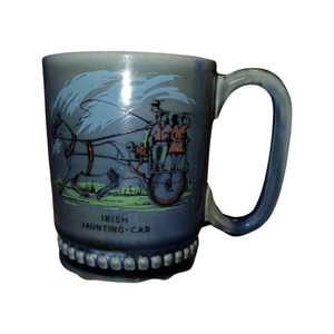 Taza de porcelana con diseño de coche de paseo MCM Irish Wade en color azul, mediados de siglo