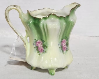 Jarra de crema victoriana antigua de porcelana con pie / Rosas verdes y rosas / Dorado / Mini decoración de casa de campo