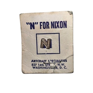 Pin coleccionable vintage N de Nixon, cartulina original