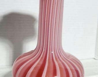 Jarrón de cristal artístico vintage con remolinos rosas y naranjas, jarrón de cristal soplado a mano con rayas, jarrón pequeño de cristal de estudio de mediados de siglo, jarrón decorativo retro.