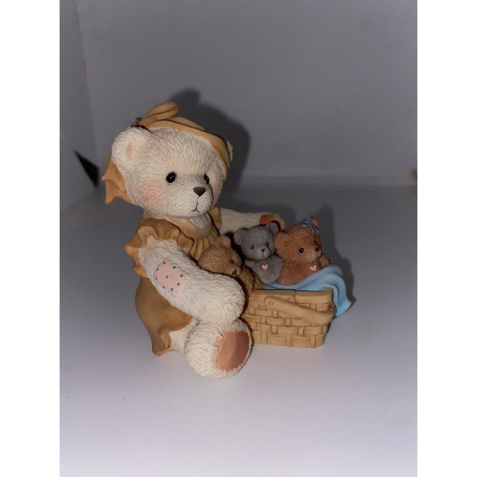 Cherished Teddies 1998 "Tanna" Hands are Full/ 476595R Collector Teddy