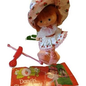 Vintage 1983 Kenner Dancin&#39; Strawberry Shortcake Doll & Mirror 1983
