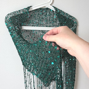 Stickad paljetttriangulär sjal - Smaragdgrå sjal med gröna paljetter