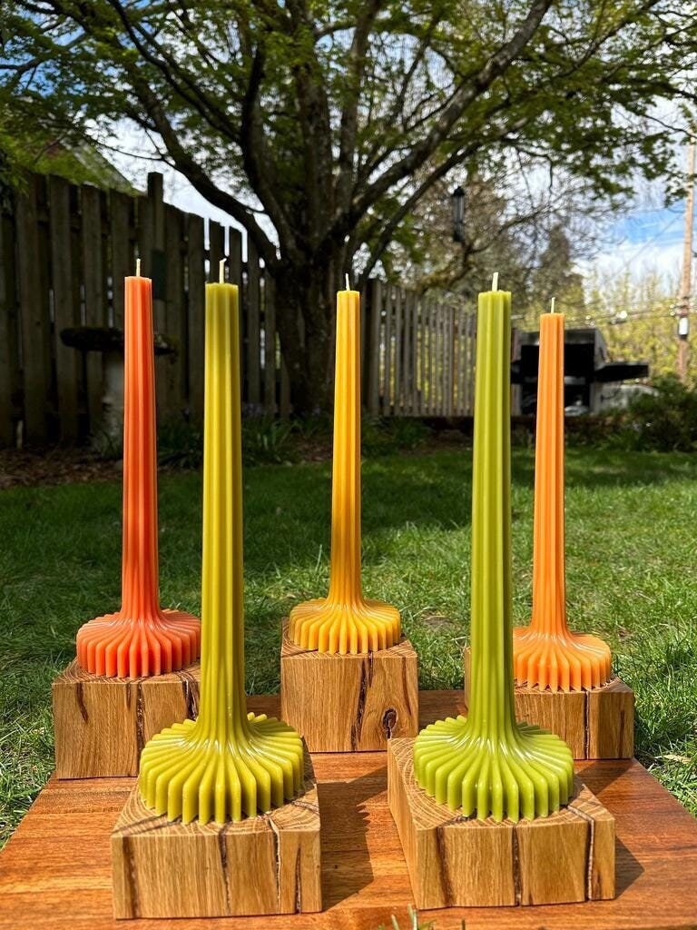 vector de insignia de círculo cosido con borde festoneado. plantilla de  marco de etiqueta adhesiva simple. lindo adorno de volante vintage.  ilustración vectorial aislado sobre fondo blanco. 17048452 Vector en  Vecteezy, image size:768x1024