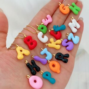 20Pcs Moda Esmalte Colorido 26 Pingentes de Letras do Alfabeto, Pingente de Letra Inicial A-Z Charme de Alta Qualidade para Colar Fabricação de Jóias