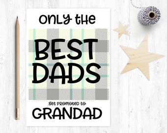 Puede incluir: Una tarjeta blanca con el texto "ONLY the BEST DADS get promoted to GRANDAD" en negro. La tarjeta tiene un diseño a cuadros en gris y verde claro. Un lápiz de madera, hilo y estrellas de madera están al lado de la tarjeta.