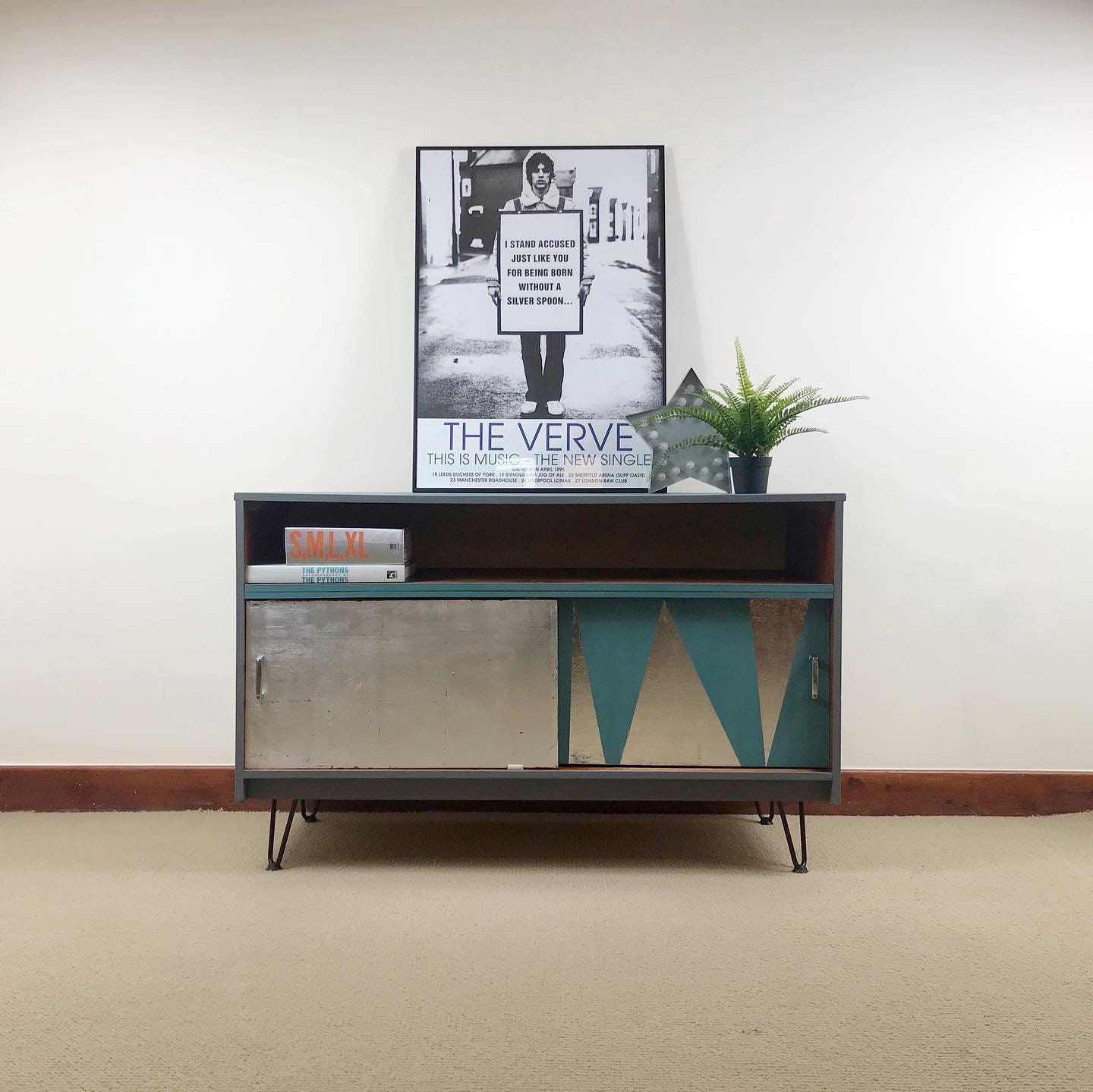 Gabinete de vinilo retro / Gabinete multimedia con patas de | Etsy