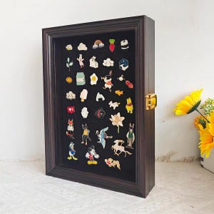 Può includere: Un cartello in legno rustico con la scritta "Welcome to our home" in lettere bianche. Il cartello presenta una finitura invecchiata e un design semplice e invitante, perfetto per un portico o un ingresso.