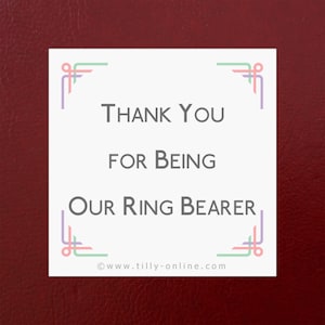 Könnte beinhalten: Eine quadratische weiße Karte mit dunkelgrauem Text, der Thank You For Being Our Ring Bearer lautet. Die Karte hat dekorative Eckakzente in Hellgrün, Rosa und Lila, wobei die Webadresse www.tilly-online.com unten aufgedruckt ist.