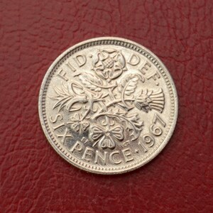 Reverse of a Queen Elizabeth II sixpence minted between 1953 and 1967. The diameter is 19.41 mm and it weighs 2.83g.