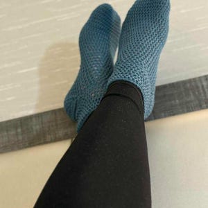 Crochet Socks PATTERN : how to crochet socks, crochet socks pattern, womens crochet sock pattern, adult sock pattern
