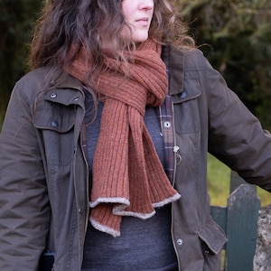 Knit Lambswool Scarf: Ribbed Unisex Design with Contrast Trim