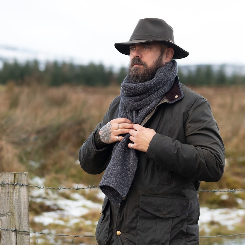 Sciarpa in lana lavorata a maglia, sciarpa da uomo, sciarpa in tweed irlandese, sciarpa in lana merino, sciarpa grigia immagine 2
