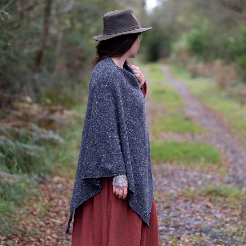 Handgemaakte poncho van merinowol, cape van Ierse Donegal-tweed 10 - charcoal