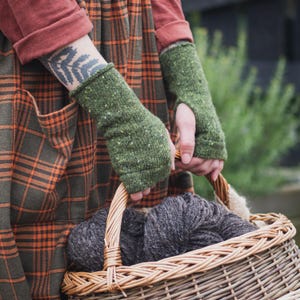 Luvas sem dedos de tricô para mulheres, luvas sem dedos feitas à mão em lã merino, aquecedores de mãos tricotados em tweed irlandês Donegal.