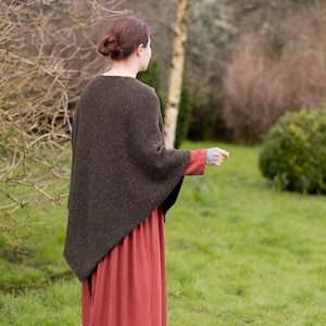 Handgemaakte poncho van merinowol, cape van Ierse Donegal-tweed 07 - forest green