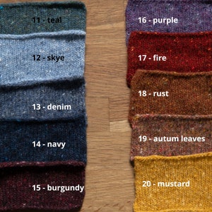 Op de afbeelding: Swatchkaart met 10 verschillende garenkleuren, waaronder teal, skye, denim, navy, bordeaux, paars, vuur, roest, herfstbladeren en mosterd.