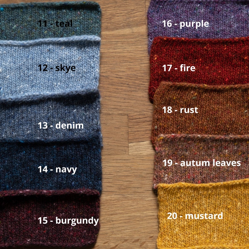Op de afbeelding: Swatchkaart met 10 verschillende garenkleuren, waaronder teal, skye, denim, navy, bordeaux, paars, vuur, roest, herfstbladeren en mosterd.
