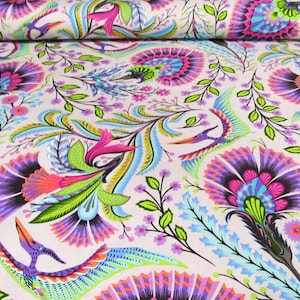 Può includere: Tessuto bianco con un motivo floreale colorato che presenta uccelli e fiori stilizzati in tonalità di rosa, viola, blu, verde e arancione.