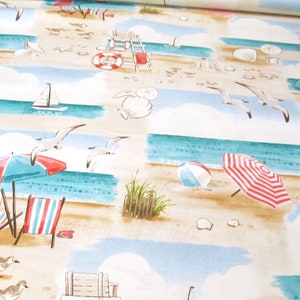 Può includere: Un tessuto a tema spiaggia con un motivo ripetuto di ombrelloni a strisce rosse e blu, sedie da spiaggia, barche a vela, gabbiani, conchiglie e palloni da spiaggia su uno sfondo blu chiaro e beige.