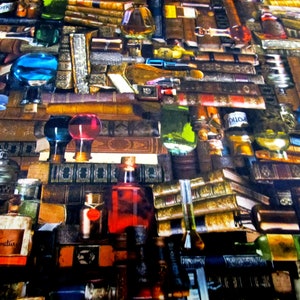 Op de afbeelding: Een kleurrijke en fantasierijke stof met een patroon van vintage boeken, glazen flessen en etiketten van toverdrankjes. De stof is perfect voor knutsel-, quilt- en decoratieprojecten.