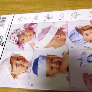 Puede incluir: Un folleto de patrones de costura con ilustraciones de diferentes estilos de sombreros para bebés. El folleto se titula "Hüte, Chapeaux, Hats 'n' Caps, Sombreros" y tiene el número 9810 en la portada.