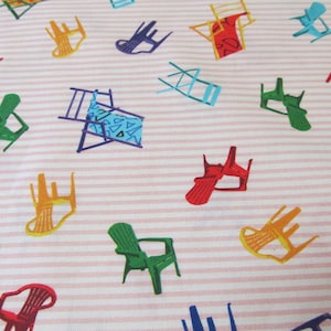 Op de afbeelding: Een roze en wit gestreepte stof met een herhalend patroon van kleurrijke stoelen. De stoelen zijn in verschillende stijlen en kleuren, waaronder blauw, groen, rood, geel en oranje.