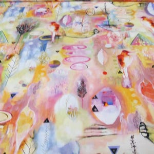 Könnte beinhalten: Abstraktes Gewebe mit einem farbenfrohen, malerischen Design. Das Muster zeigt Vögel, Blätter und geometrische Formen in Rosa-, Orange-, Gelb- und Blautönen. Der Stoff wird wahrscheinlich für Kleidung oder Heimdekoration verwendet.