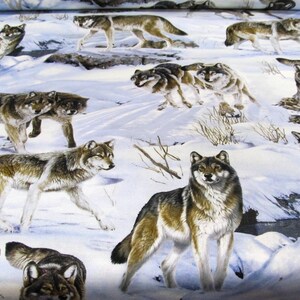 Könnte beinhalten: Stoff mit sich wiederholendem Muster von Wölfen in einer verschneiten Landschaft. Die Wölfe sind in verschiedenen Posen dargestellt, mit braunem, grauem und weißem Fell. Der Hintergrund umfasst Schnee, kleine Pflanzen und einen Bach.