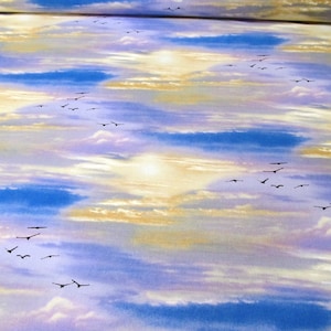 Può includere: Un dipinto ad acquerello di un cielo al tramonto con nuvole in tonalità di blu, viola e giallo. Silhouette di uccelli volano in formazione attraverso il cielo.