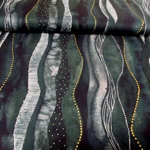 Puede incluir: Tela abstracta con fondo verde oscuro y líneas blancas y doradas. Las líneas son onduladas y tienen un patrón de puntos.