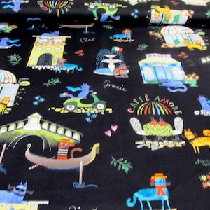Peut inclure: Tissu noir avec un imprimé fantaisiste sur le thème italien. Le motif présente des chats de dessins animés, des gondoles, des cafés et des phrases italiennes comme "Ciao" et "Grazie". Les illustrations colorées incluent des chats sur des scooters et dans des gondoles.