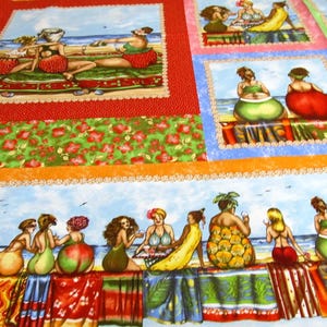 Op de afbeelding: Een kleurrijk patchwork-dekbedovertrek met een strandthema. Het dekbedovertrek bevat afbeeldingen van vrouwen in verschillende poses, die badpakken dragen en tropisch fruit vasthouden. Het dekbedovertrek is gemaakt van verschillende stoffen en texturen, waardoor een uniek en opvallend ontwerp ontstaat.