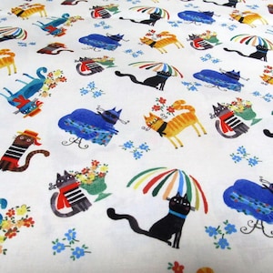 Peut inclure: Tissu blanc orné d'un motif répété de chats fantaisistes. Les chats sont représentés avec des parapluies, des chapeaux et des fleurs. Le motif comprend des accents floraux bleus.
