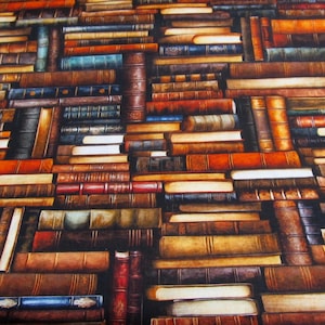 Könnte beinhalten: Ein dichtes, sich wiederholendes Muster aus horizontal und vertikal gestapelten alten Büchern. Die Buchrücken zeigen eine reiche Palette an Braun-, Beige-, Orange-, Blau- und Schwarztönen und bilden eine texturierte Oberfläche.