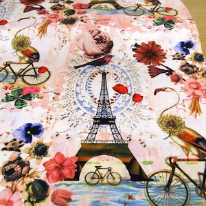Könnte beinhalten: Ein Stoff mit Pariser Thema, mit dem Eiffelturm, Fahrrädern, Vögeln und floralen Elementen in Rosa, Rot und Blau. Das Design hat eine Vintage-Ästhetik mit einem spitzenartigen Muster.