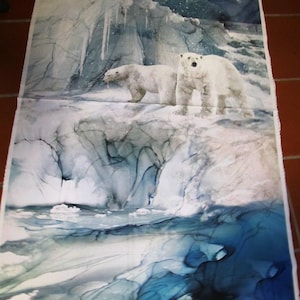 Könnte beinhalten: Ein Stoffpaneel mit einer Eisbärenszene. Zwei weiße Eisbären stehen auf einer schneebedeckten, eisigen Landschaft mit einem Hintergrund aus Eisformationen und Wasser. Die Farbpalette umfasst Weiß-, Blau- und Grautöne.