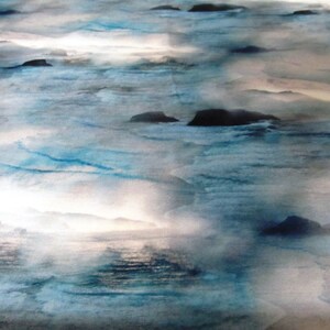 Op de afbeelding: Abstracte stof met een aquarelontwerp dat een serene oceaanscène uitbeeldt. Het patroon gebruikt tinten blauw, wit en grijs, met donkere rotsformaties. De stof creëert een gevoel van rust en natuurlijke schoonheid, ideaal voor knutselprojecten.