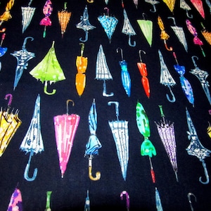 Könnte beinhalten: Ein Stoffmuster mit einem dunkelblauen Hintergrund, bedeckt mit einem sich wiederholenden Design aus bunten Regenschirmen. Die Regenschirme sind in verschiedenen Farben gehalten, darunter Gelb, Rosa, Grün und Blau, mit gebogenen Griffen.