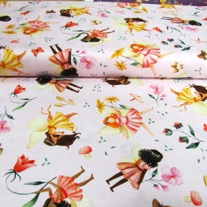 Peut inclure: Tissu rose avec un motif répété de fées avec des ailes, des fleurs et des champignons. Les fées portent des robes dans des tons de jaune, rose et orange.