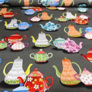 Op de afbeelding: Een zwarte stof met een herhalend patroon van kleurrijke theepotten. De theepotten zijn versierd met verschillende patronen en ontwerpen, waaronder bloemen, geometrische vormen en strepen.