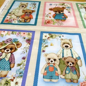Könnte beinhalten: Stoffpaneel mit illustrierten Teddybären in verschiedenen Outfits und floralen Hintergründen. Die Bären werden in verschiedenen Posen gezeigt, tragen Kleider, Latzhosen und Hüte. Das Panel hat einen hellbeigen Hintergrund mit blauen, rosa und grünen Rändern.