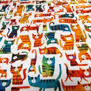 Peut inclure: Tissu blanc orné d'un motif répété de chats de dessin animé colorés. Les chats sont représentés dans diverses poses, avec des détails rayés et à motifs en orange, bleu, vert et marron. Un design fantaisiste et ludique.