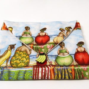 Könnte beinhalten: Stoff-Clutch mit einer skurrilen Strandszene. Das Design zeigt Figuren in Badeanzügen mit Früchte-Motiven. Sie hat einen Bananen-Knopfverschluss. Der Hintergrund zeigt einen blauen Himmel und Meer, mit bunten Strandtüchern.
