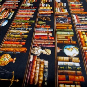 Könnte beinhalten: Ein Stoffdruck mit einem sich wiederholenden Muster aus vertikalen Bücherregalen auf schwarzem Hintergrund. Die Regale sind mit bunten Büchern, Globen, einer weißen Büste und einer goldenen Waage gefüllt, getrennt durch dunkle Holzleisten.