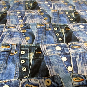 Può includere: Un tessuto con un motivo ripetuto di jeans di denim blu. Il tessuto è morbido, comodo e perfetto per progetti di artigianato.