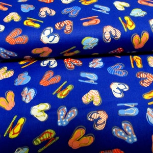 Könnte beinhalten: Blauer Stoff mit einem sich wiederholenden Muster aus bunten Flip-Flops. Die Flip-Flops sind in verschiedenen Farben und Mustern, darunter Rot, Gelb, Blau, Pink und Weiß.